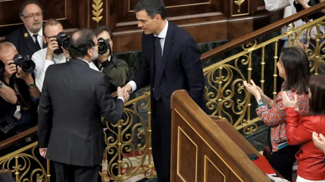 Pedro Sánchez, nuevo presidente del Gobierno, saluda a Mariano Rajoy durante el debate de la moción de censura.