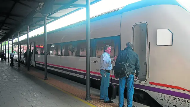 Cambio de maquinistas en la estación de Teruel en un viaje Valencia-Zaragoza.
