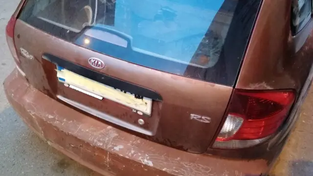 El coche llevaba la placa de matrícula tapada con una cinta adhesiva para impedir su identificación.
