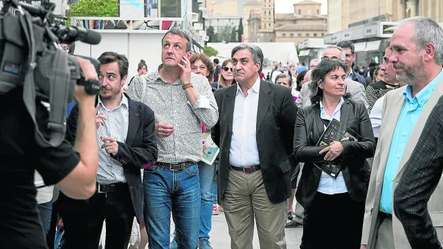 Nacho Escuín, Fernando Rivarés y el pregonero José Luis Corral, ayer en la plaza del Pilar.