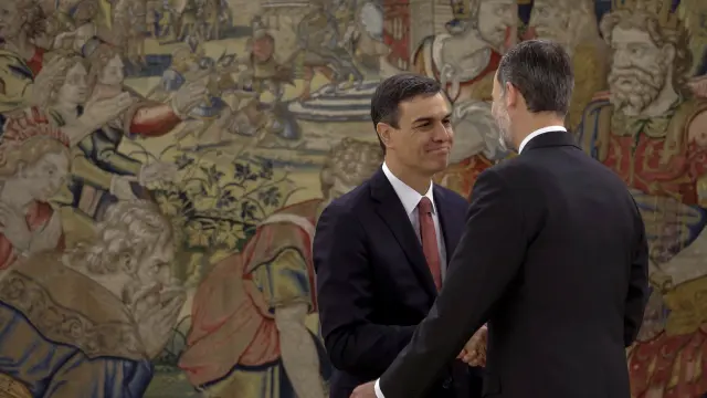 El nuevo presidente del Gobierno, Pedro Sánchez (i), saluda al rey Felipe tras el acto de toma de posesión.