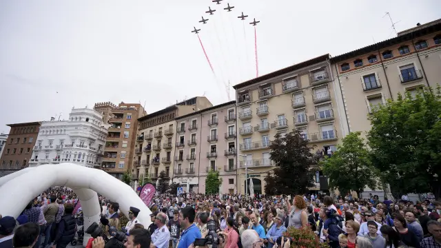 Los siete aviones sobrevolaron la ciudad a baja altura dibujando la bandera de España.