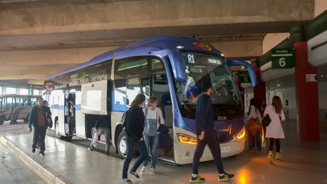 Viajeros llegando a Teruel en el autobús procedente de Madrid