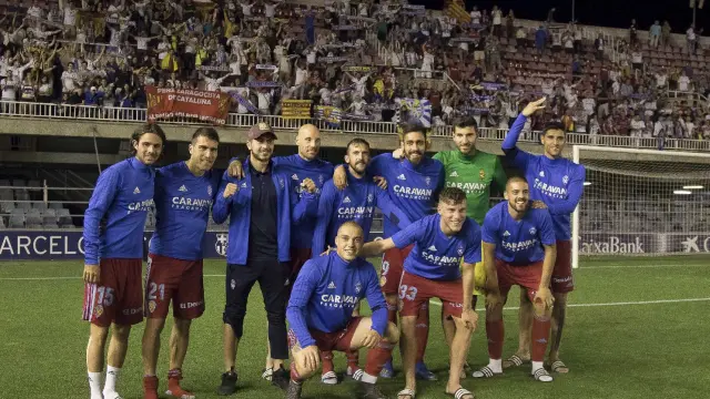 Varios jugadores del Real Zaragoza posan ante la afición tras ganar 0-2 en Barcelona este sábado.