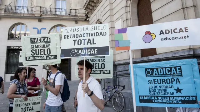 Imagen de archivo de una protesta de Adicae contra las cláusulas suelo en Zaragoza.