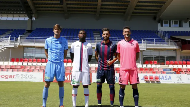 Imagen de archivo, de la presentación de las equipaciones de la temporada 2015/2016. El ahora técnico del Huesca, Leo Franco, ejercía entonces de modelo con el uniforme de portero.