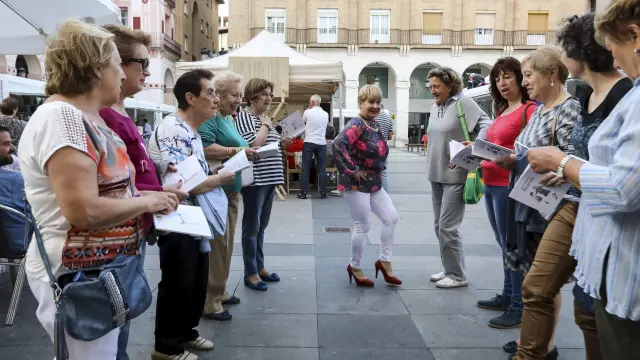 Las mujeres de Biscarrués interpretaron algunas canciones en la presentación de la publicación, durante la Feria del Libro de Huesca.