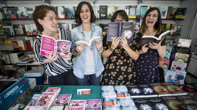 De izquierda a derecha, las autoras Marta Álvarez, Patricia García, Belén Martínez y África Vázquez, ayer en la feria del libro.