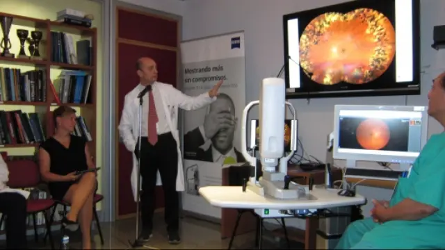 Luis Pablo, el jefe del servicio de Oftalmología del centro hospitalario, explica cómo funciona esta tecnología.