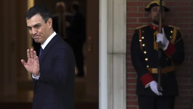Pedro Sánchez este lunes a las puertas de la Moncloa.