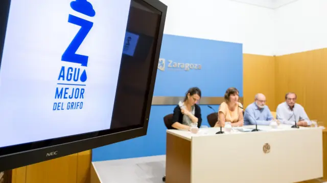 Presentación del cartel de la campaña 'En Zaragoza, mejor del grifo'.