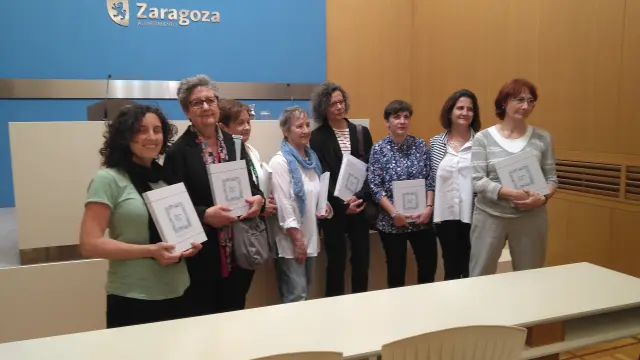 Las autoras del libro, junto a la concejal Arantza Gracia, esta mañana en el Ayuntamiento.