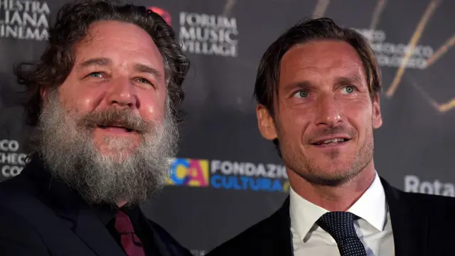 Crowe junto al futbolista Totti durante el evento.