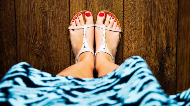 Podólogos advierten de que el verano conlleva mayor riesgo para los pies al estar más expuestos.