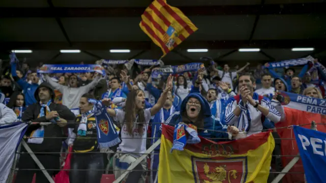 Los seguidores zaragocistas celebran un gol aragonés en Los Pajaritos.