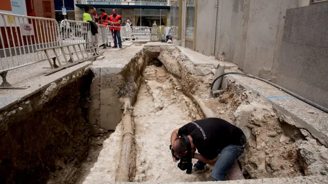 Técnicos municipales estudiaban y fotografiaban ayer los restos aparecidos en la calle de Pardo Sastrón