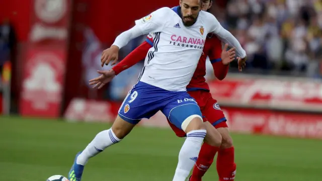 Borja Iglesias, con la protección del vendaje en el muslo izquierdo, durante el partido del pasado miércoles en Soria ante el Numancia.