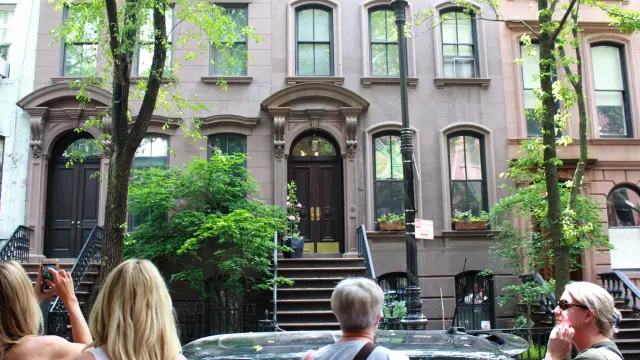 Varias seguidoras de la serie, ante la casa de Carrie Bradshaw en la serie 'Sexo en Nueva York'.