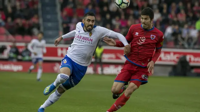 Borja Iglesias pugna con Carlos Gutiérrez en el Numancia-Zaragoza del pasado miércoles.
