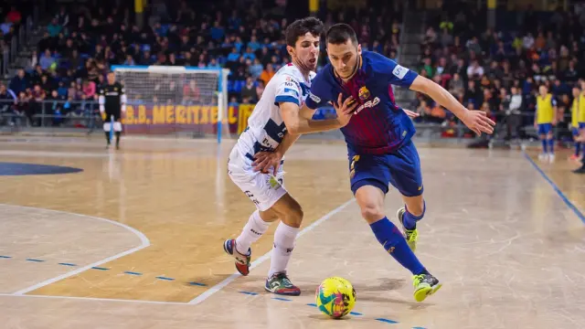 Tabuenca (izquierda) forceja con Dyego, del FC Barcelona