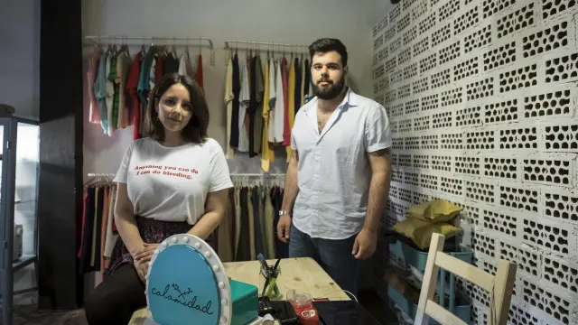 Sara Cortés y Francho Asensio en Calamidad Vintage, la tienda que acaban de abrir en la calle Miguel de Ara de Zaragoza.