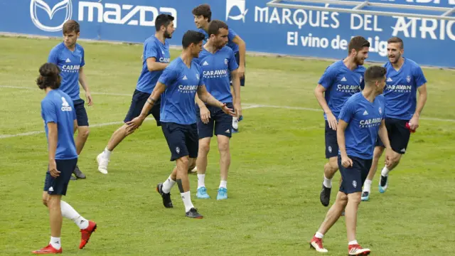 Los jugadores del Real Zaragoza, entrenándose este jueves.
