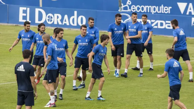 Los jugadores del Real Zaragoza entrenándose en La Romareda.
