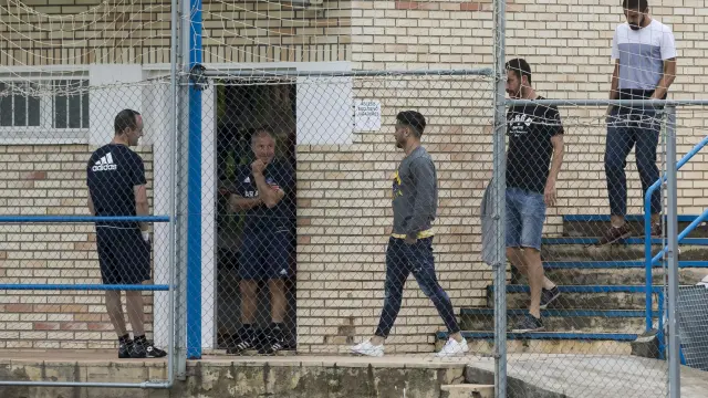 Ros, Mikel González y Verdasca, camino del vestuario, en la despedida de la temporada