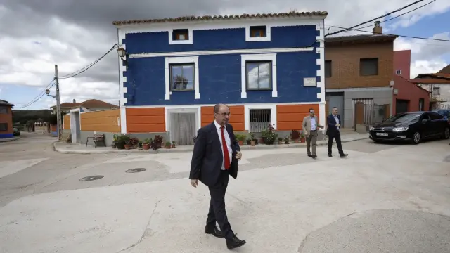 El presidente del Gobierno de Aragón, Javier Lambán, en su visita a la localidad zaragozana de Azuara este lunes.