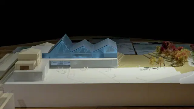 Una de las maquetas del proyecto del estudio zaragozano. En color azul, la nueva construcción, que conecta la estación de tren y el edifico de viviendas de sus antiguos trabajadores