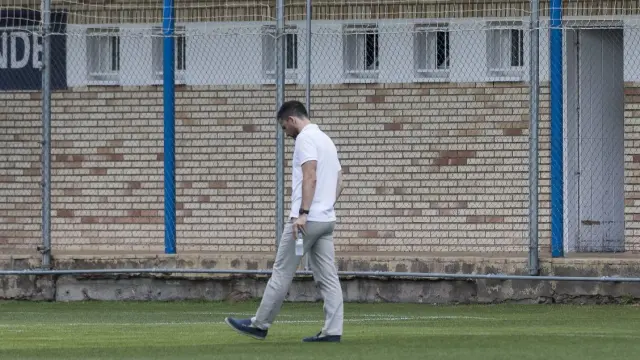 Lalo Arantegui, cabizbajo y meditabundo, camina en solitario el pasado domingo por la mañana en plena digestión de la eliminación del Real Zaragoza ante el Numancia.