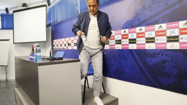 Natxo González baja del estrado de la sala de prensa de la Ciudad Deportiva tras comunicar oficialmente su adiós al Real Zaragoza.