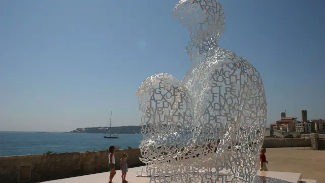 Una estatua de letras de Jaume Plensa en el puerto de Antibes, en Francia.