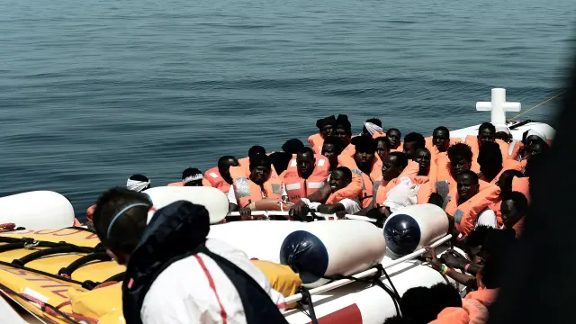 Una buena parte de los inmigrantes han sido transferidos a dos barcos de la Armada italiana.