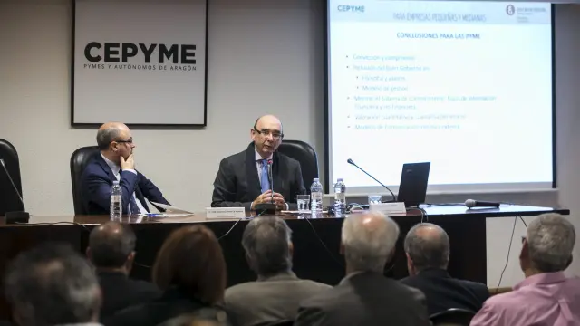 José Mariano Moneva, decano de la Facultad de Economía y Empresa, y Max Gosch, economista y abogado, durante la presentación.