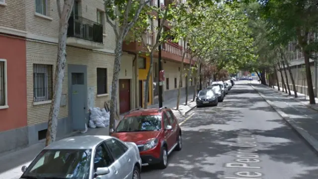 El accidente se produjo en la calle de Pedro Cerbuna de Zaragoza al abrir un vehículo la puerta de forma inesperada.