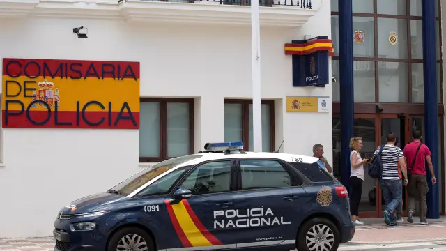 Comisaría de la Policía Nacional de Estepona donde se encuentran los dos agentes detenidos.