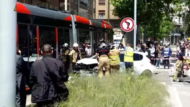 Descarrilla el tranvía tras un violento choque con un turismo en la avenida de Goya