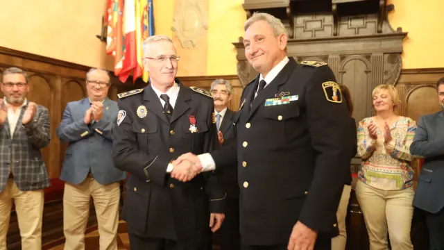 Alberto Edroso, a la izquierda, luciendo la Medalla Nacional de Unijepol que le impuso su presidente, José Luis Carque