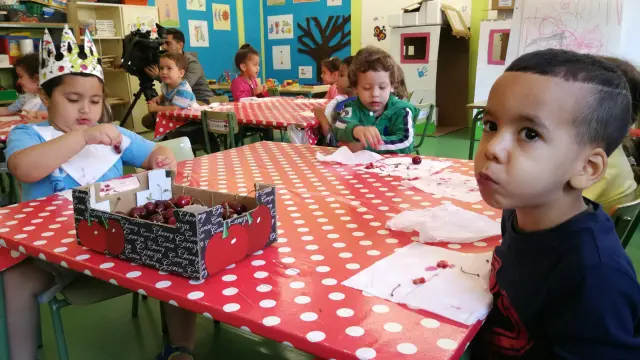 Los niños de 1º de infantil del colegio Cándido Domingo de Zaragoza comían cerezas encantados.