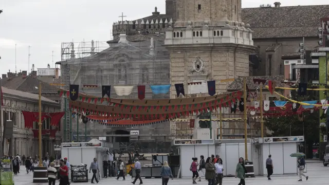 Las banderolas decorativas llevan días desplegadas en la plaza del Pilar.