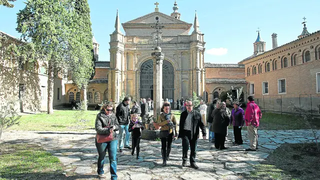 Visitantes en el patio de honor de la cartuja de Aula Dei (Peñaflor) cuando reabrió en 2013.