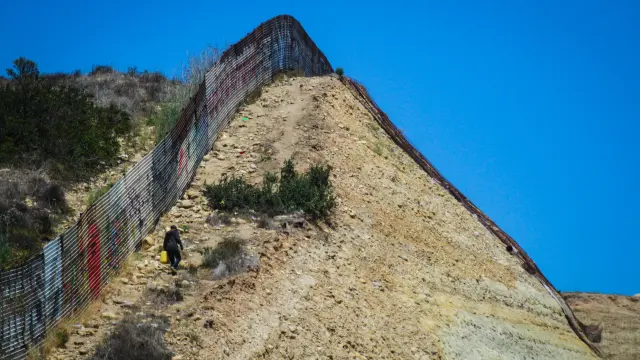 Valla fronteriza en Tijuana.