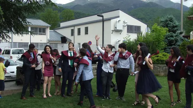 Estudiantes graduados en la primera promoción del IES de Castejón de Sos.