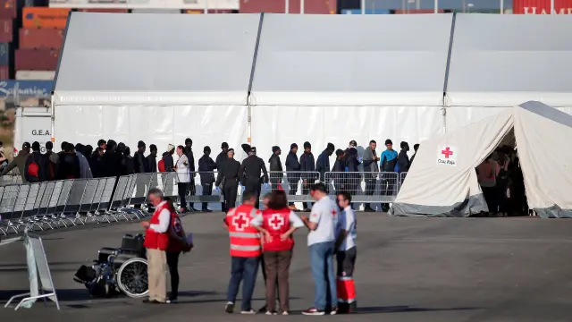 Los migrantes del Aquarius llegan al puerto de Valencia