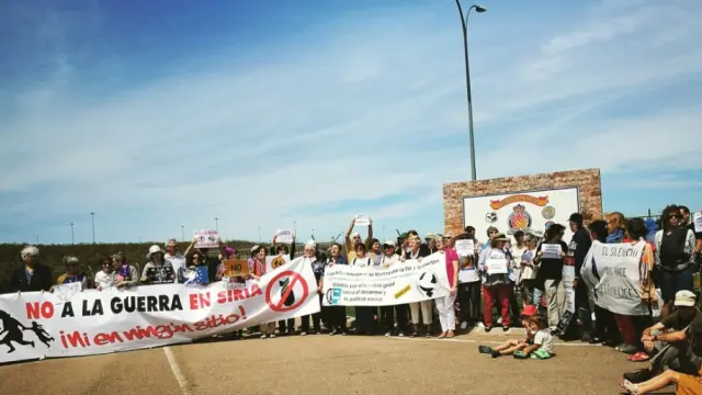 Mujeres por la Paz se concentran contra el uso de base aérea de Zaragoza para atacar Siria