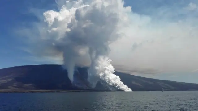 Erupción del volcán de Galápagos.