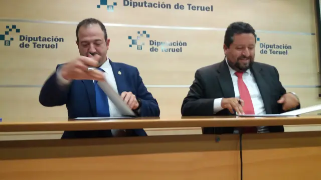 Los presidentes de las diputaciones de Teruel y Castellón, durante la firma del convenio de colaboración