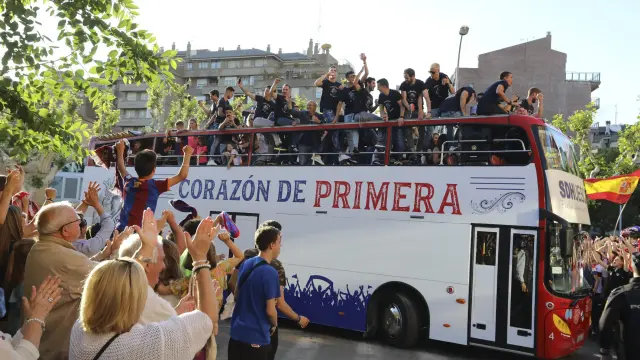 El autobús en el que el Huesca celebró el ascenso recorriendo las calles el pasado 22 de mayo.