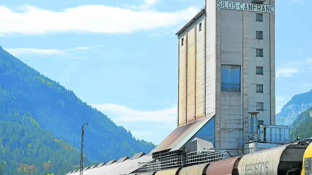 El silo de Canfranc almacena el maíz procedente del sur de Francia.